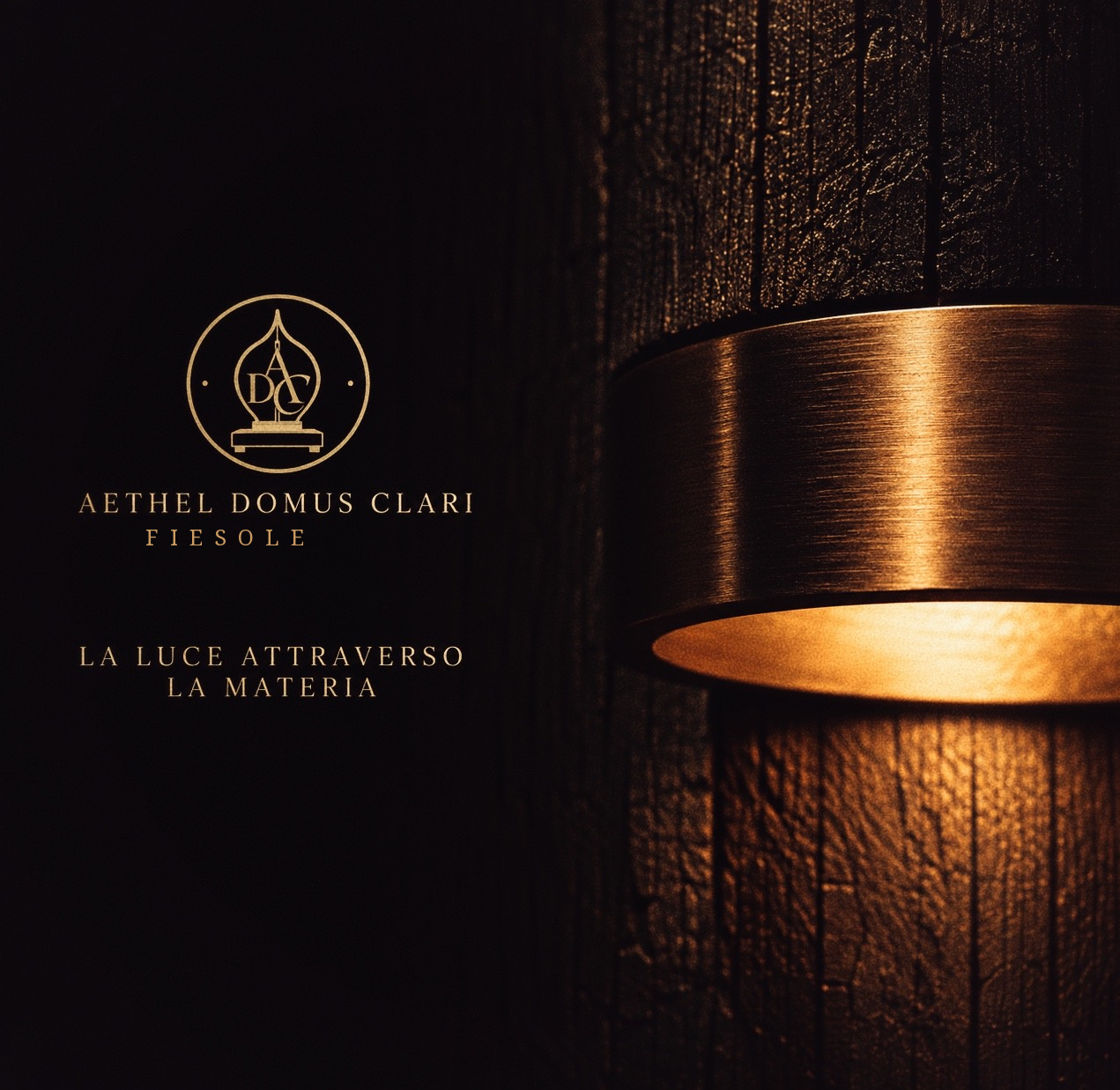 Dettaglio materico illuminato in oro di Aethel Domus Clari